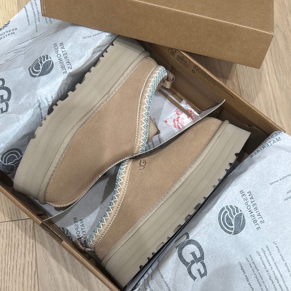 UGG  Tazz Sand Size 9 Shoes